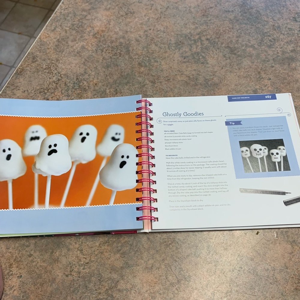 Bakerella Cake Pop Cookbook - Picture 13 of 16